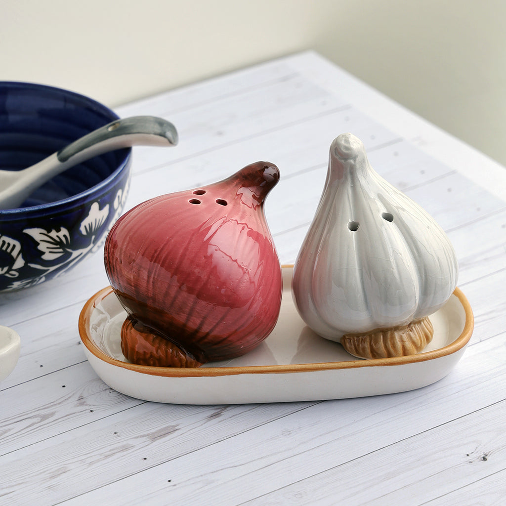 Onion And Garlic Salt And Pepper Set With Tray